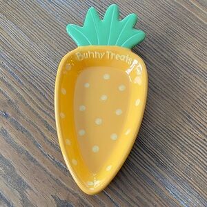Hallmark White and Yellow Carrot shaped Dish NWT.